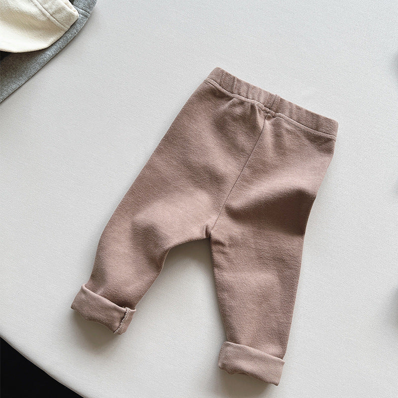 ベージュの子どもレギンスパンツをトップスとコーディネートしたイメージ写真
