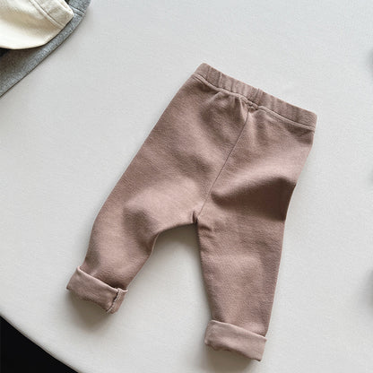 ベージュの子どもレギンスパンツをトップスとコーディネートしたイメージ写真
