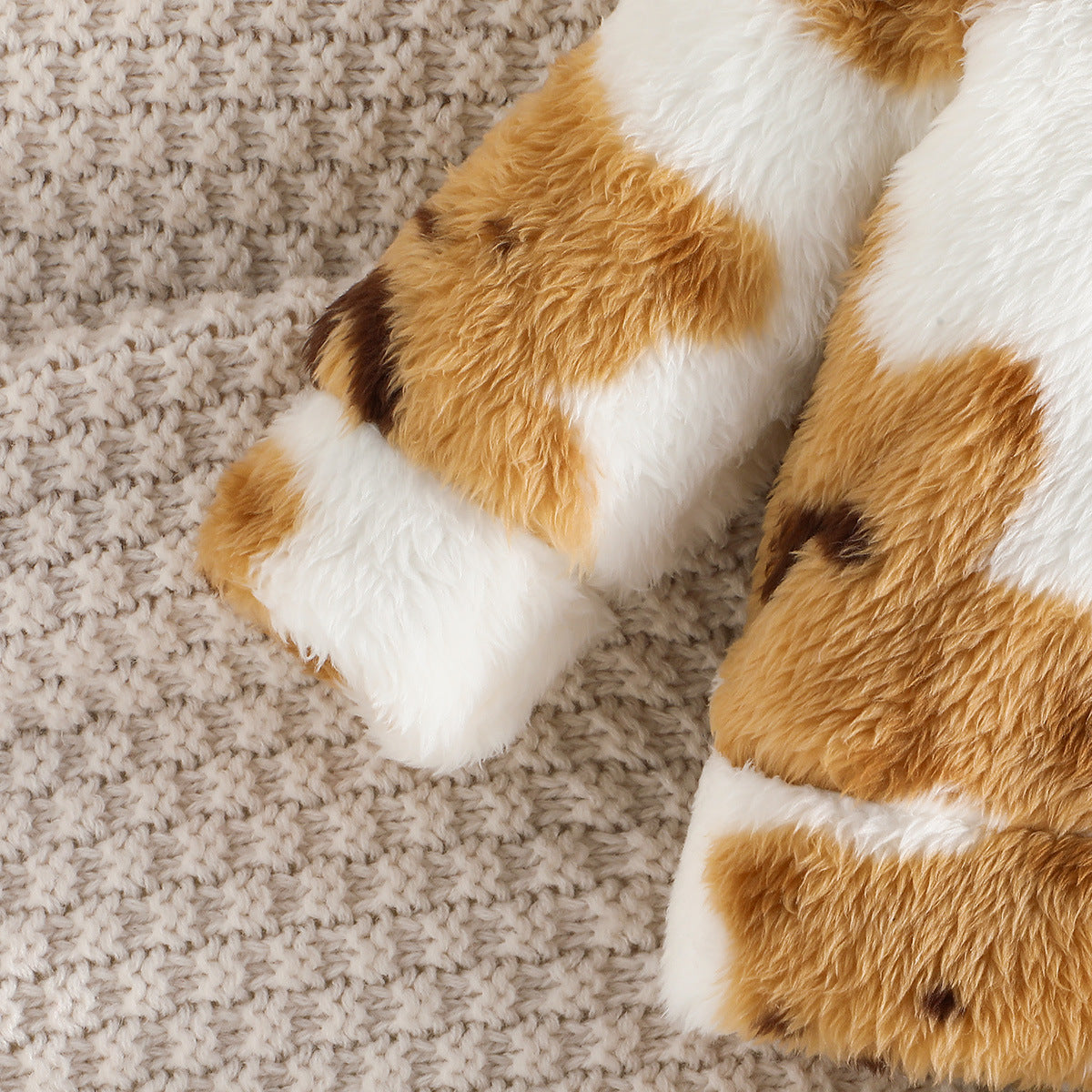 くまモチーフフードが付いたベビープルオーバートップス
