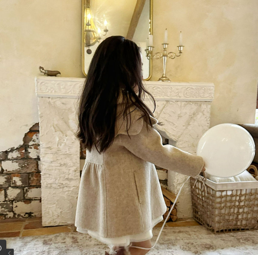 ボタンを留めた状態のコート正面写真
