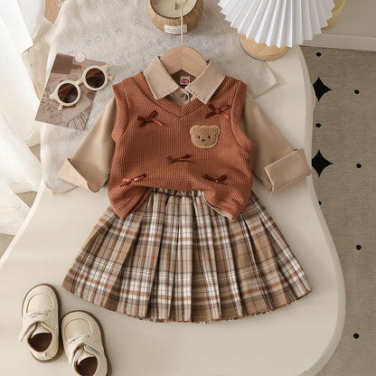 ライトブラウンのブラウスとニットベストとチェック柄スカートの女の子3点セット平置き写真
