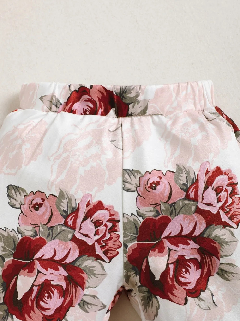 ウエストゴムとポケット付き花柄ベビーパンツのディテールクローズアップ
