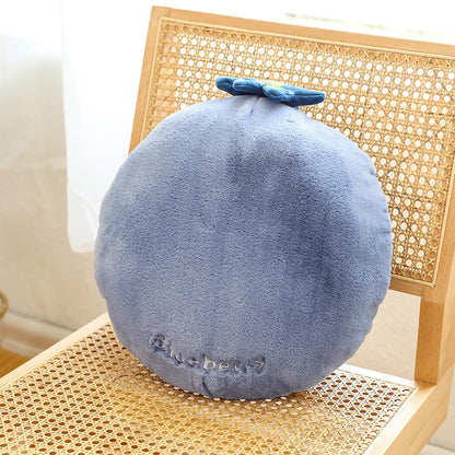 ソファに置かれたストロベリーピロー
