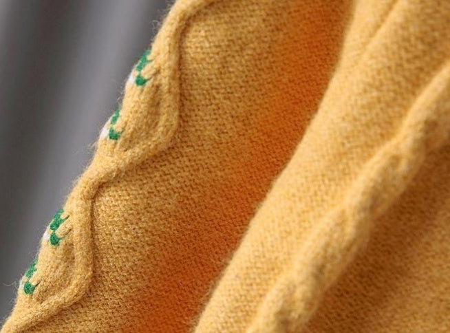 ミルキーホワイトの子供用ニットトップス
