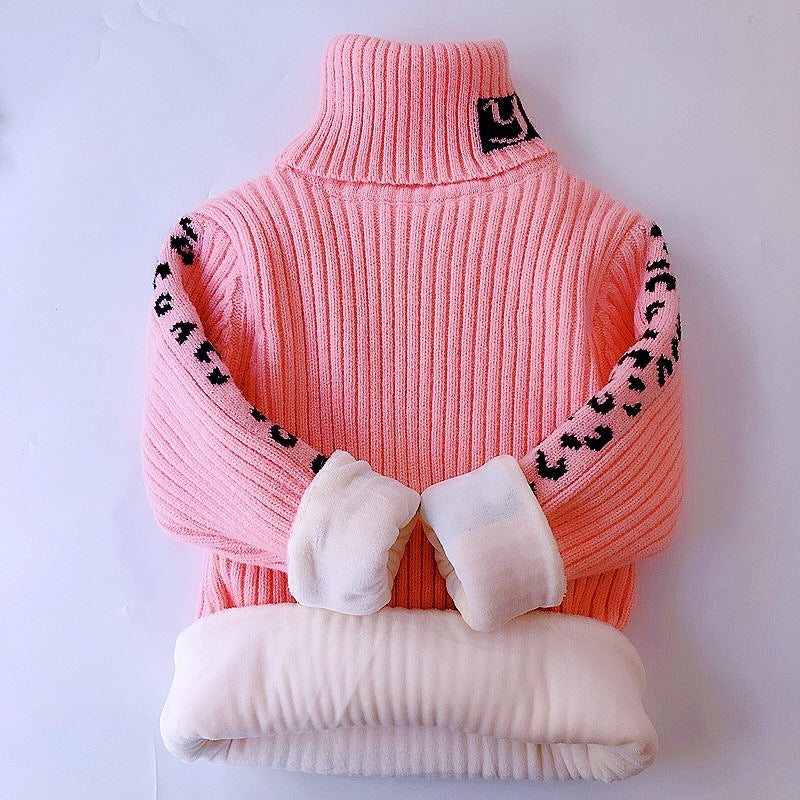 ピンク裏起毛の子どもタートルネックニットセーター
