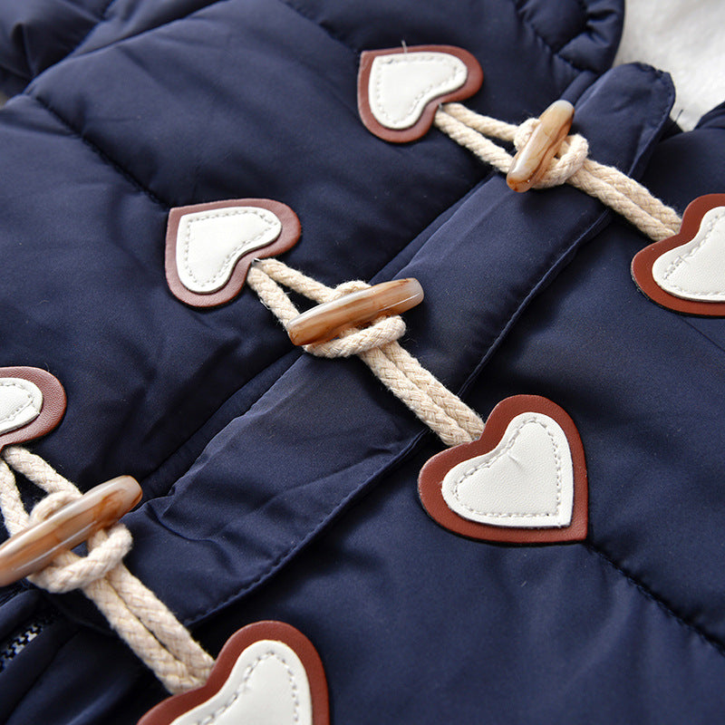 トグルボタン風留め具とステッチがよく見えるネイビーベビーカバーオール前面ディテール
