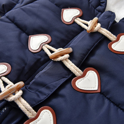 トグルボタン風留め具とステッチがよく見えるネイビーベビーカバーオール前面ディテール
