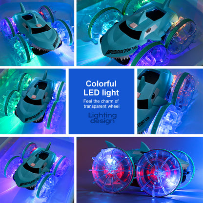 浅い水たまりの上をスピンしながら進む水陸両用RCカーのアクションショット
