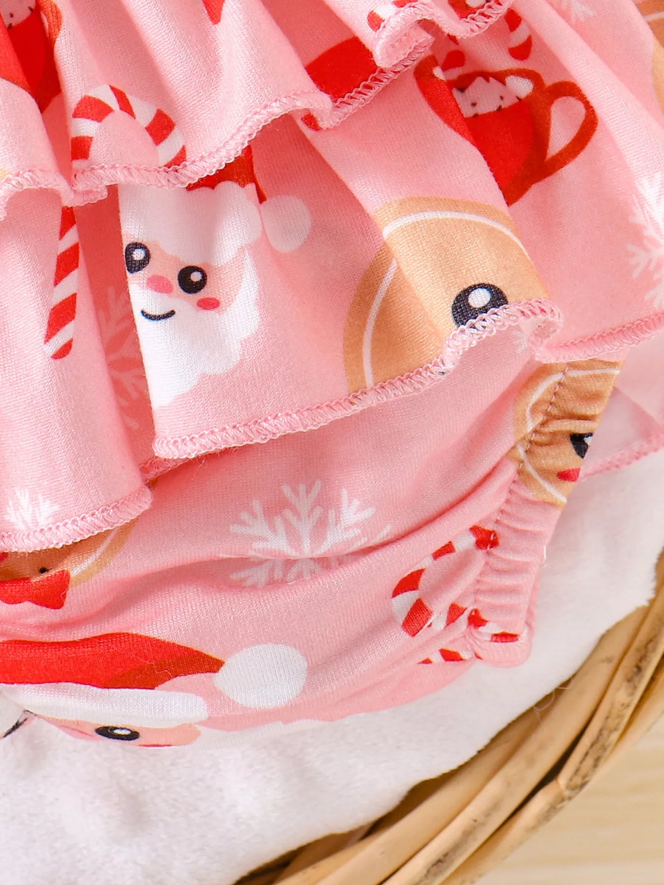 レッドトップスの英字プリントとフリル袖がわかるベビークリスマスコーデクローズアップ
