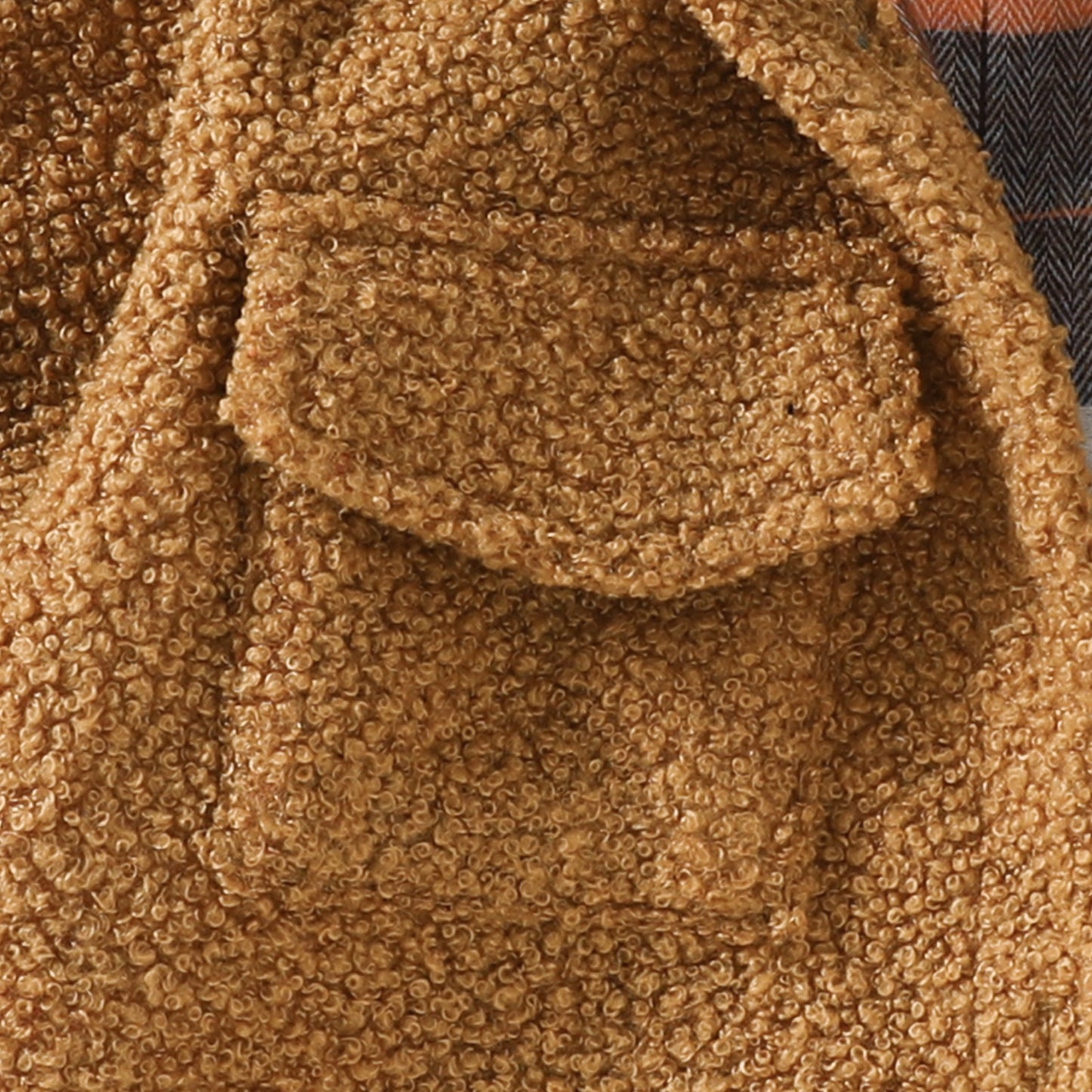 秋冬コーデとしてパンツと合わせたユニセックスキッズアウターイメージ