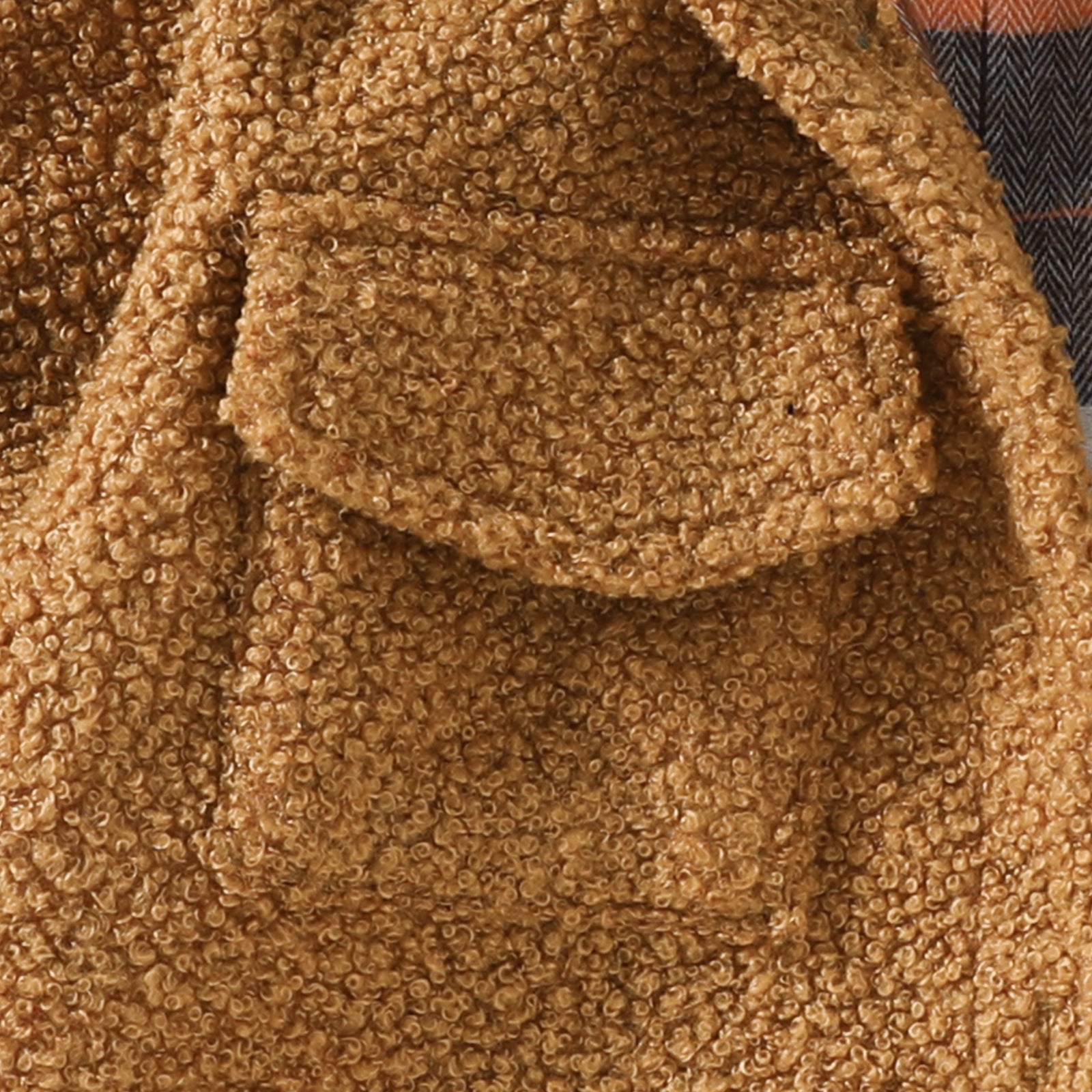 秋冬コーデとしてパンツと合わせたユニセックスキッズアウターイメージ