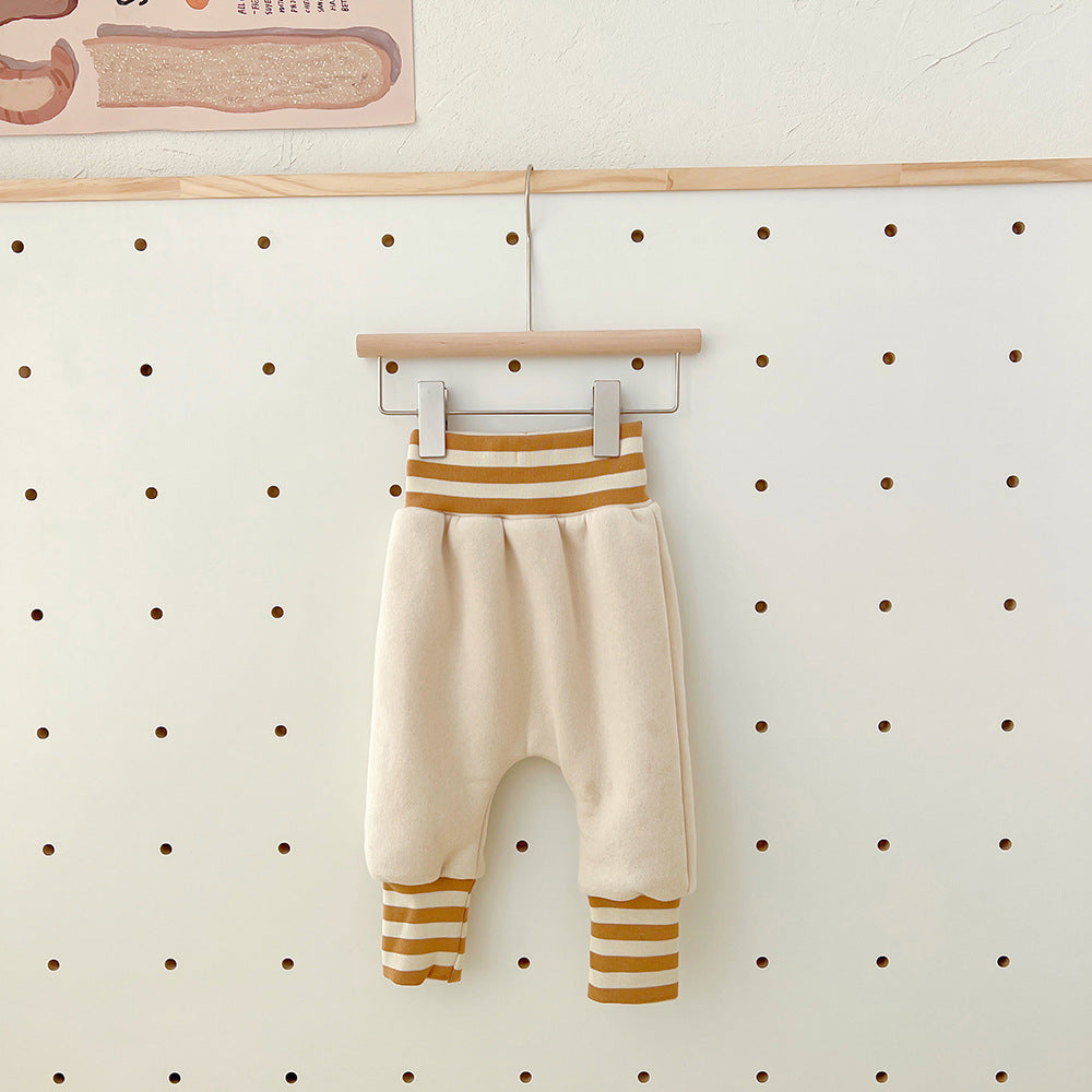 裾のボーダーリブとくまフェイスモチーフを強調したベビーパンツのディテール画像
