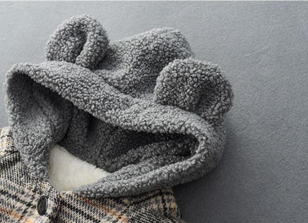 フードをかぶせた状態のブラウンチェックくまフェイスジャケットのイメージ
