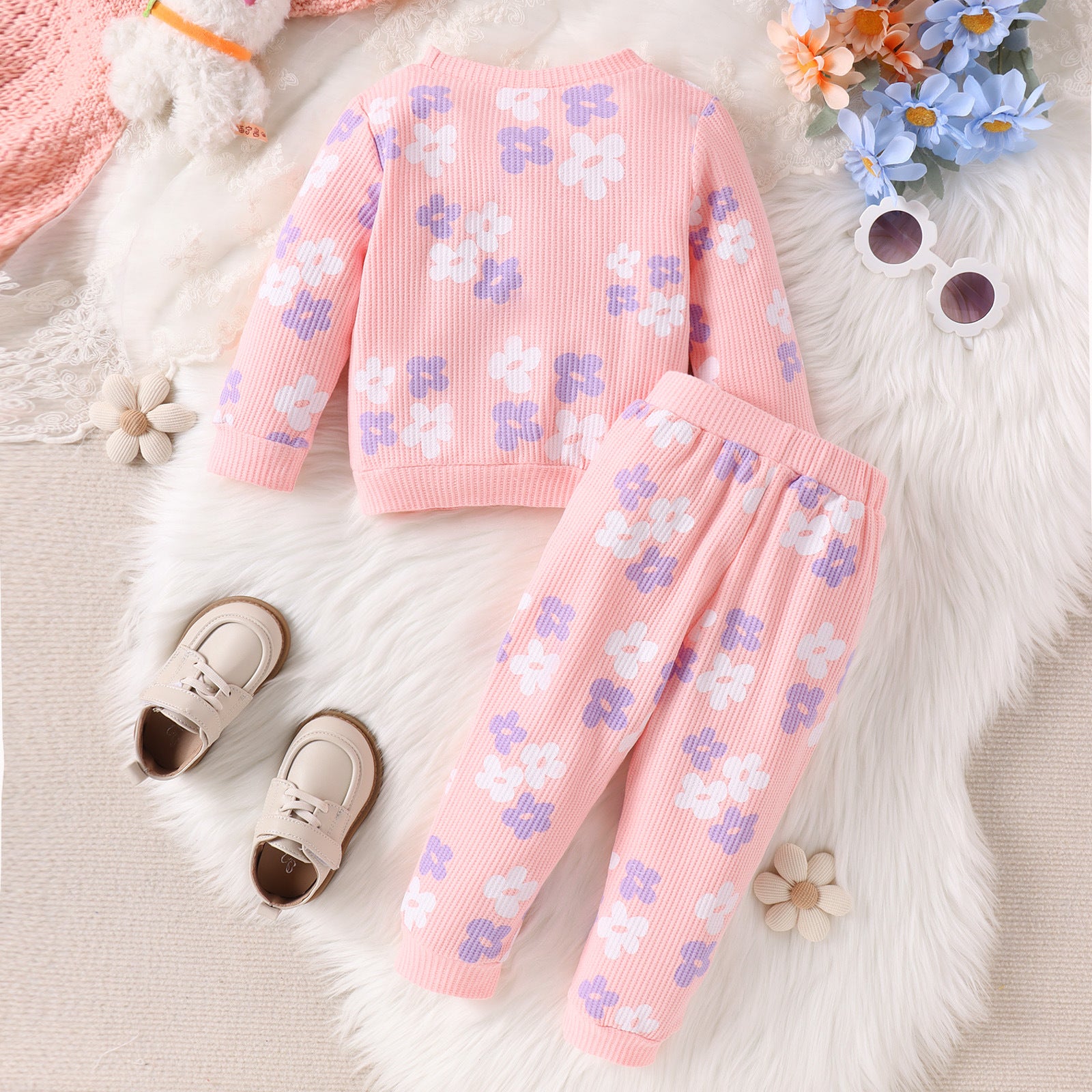 カジュアルなお出かけコーデとして並べられた女の子花柄セットアップとサンダル
