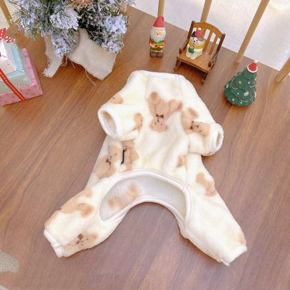 ふわふわ生地が特徴の犬猫用クマ柄プラッシュつなぎの質感アップ画像
