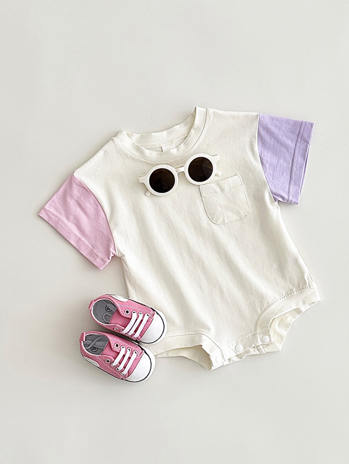 パープル配色の半袖ボディスーツ正面デザイン
