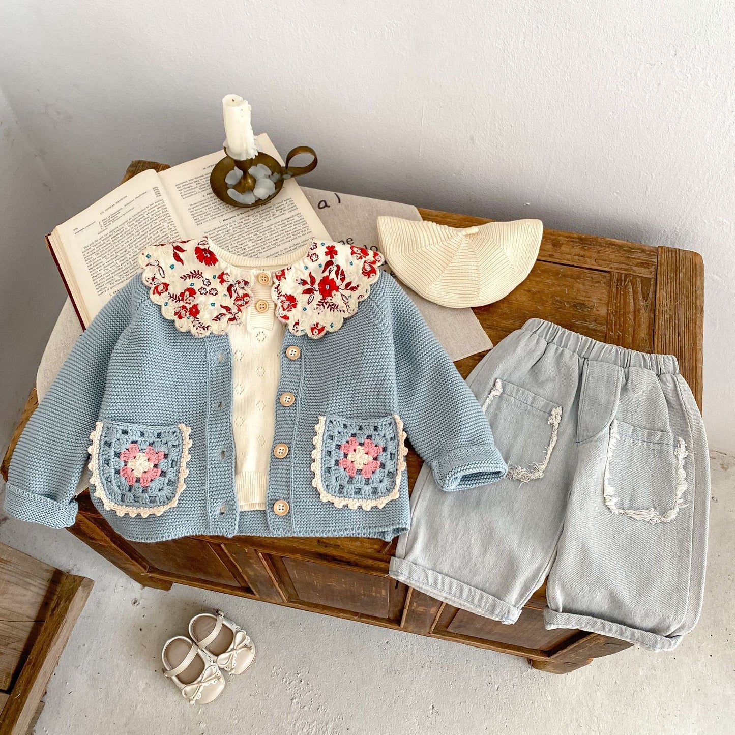 ラウンドカラーと花柄ポケットのディテールクローズアップ
