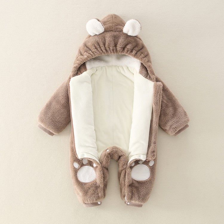 秋冬向けとしてコーディネートされたブラウンベビーカバーオールのスタイリング例
