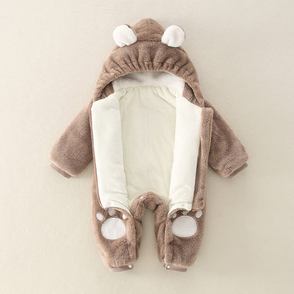 秋冬向けとしてコーディネートされたブラウンベビーカバーオールのスタイリング例
