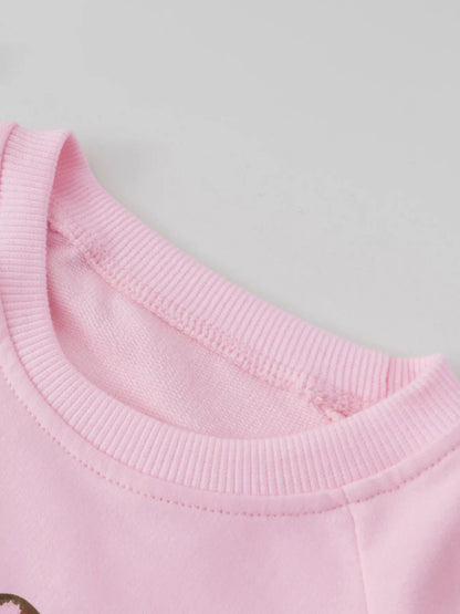 クルーネックまわりのステッチとリブが見える子ども用トップス首元ディテール
