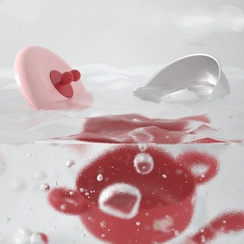 レッドのベビーボウルとスプーンが水中に沈んでいる丸洗いイメージ画像（ステンレスベビー食器セット）
