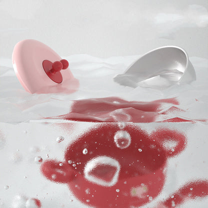 レッドのベビーボウルとスプーンが水中に沈んでいる丸洗いイメージ画像（ステンレスベビー食器セット）
