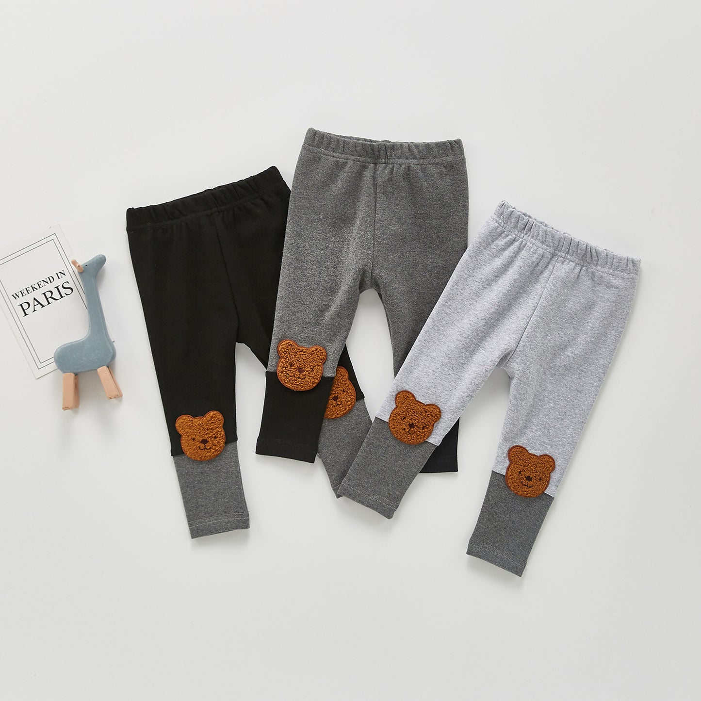 裾までまっすぐ落ちるラインが特徴の子どもストレートパンツ
