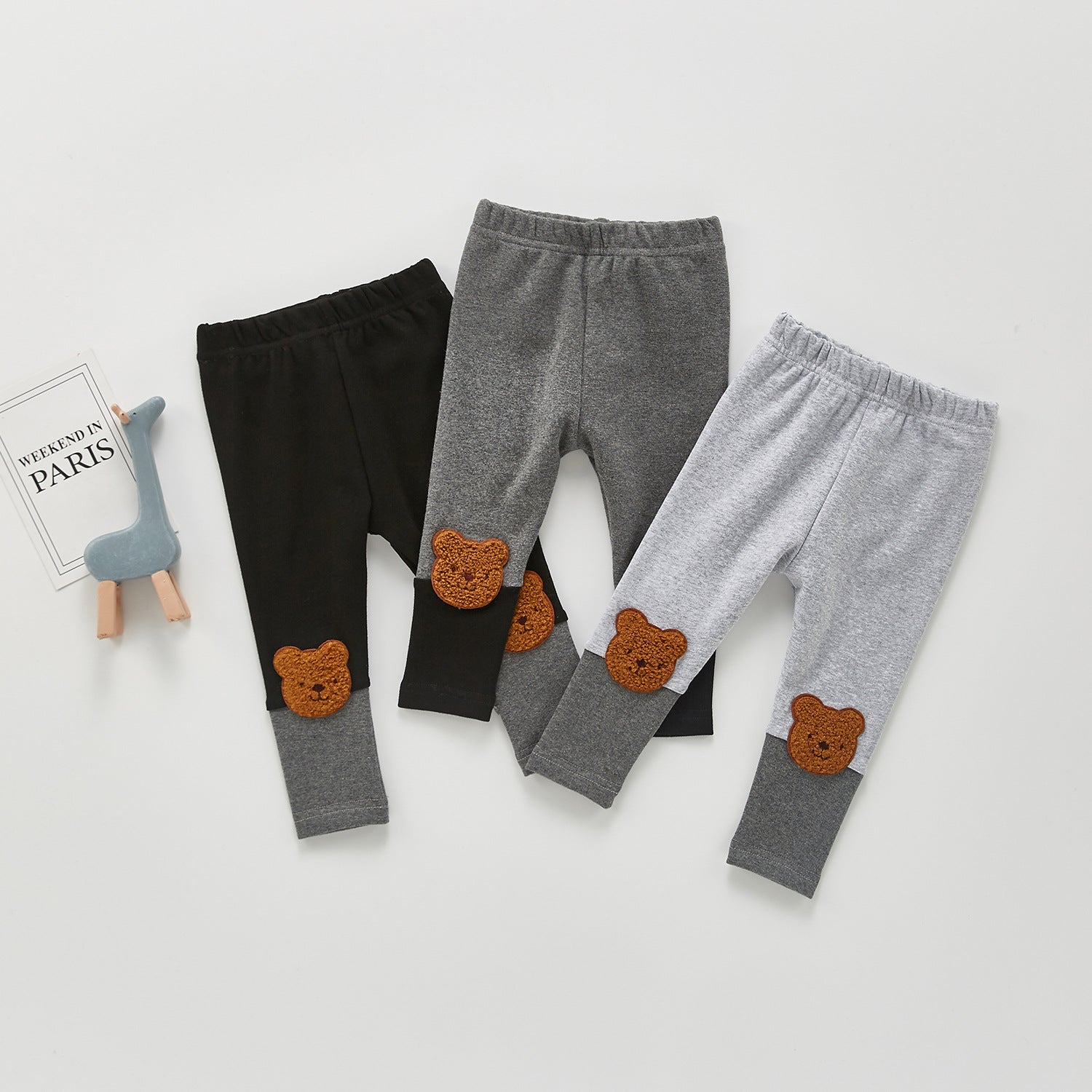 裾までまっすぐ落ちるラインが特徴の子どもストレートパンツ
