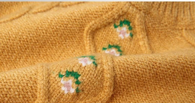 秋冬にぴったりの暖かいガールズセーター
