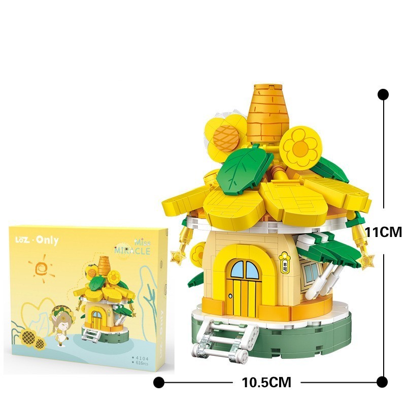 黄色い花と葉っぱの装飾が施されたフラワーハウス型ブロックセット。丸い黄色の屋根、煙突、窓、ドア、白いはしご、緑の葉パーツなど細部まで精巧に再現された小粒ビルディングトイ。高さ11cm×幅10.5cmのコンパクトサイズで、創造力アップや知育遊びに最適。
