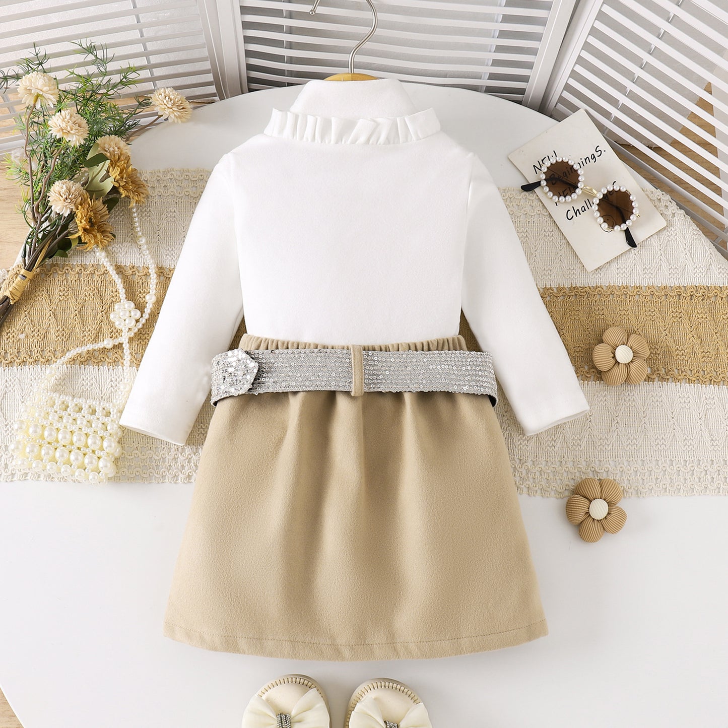 ホワイト長袖トップスとアプリコット色スカートのセットアップ写真
