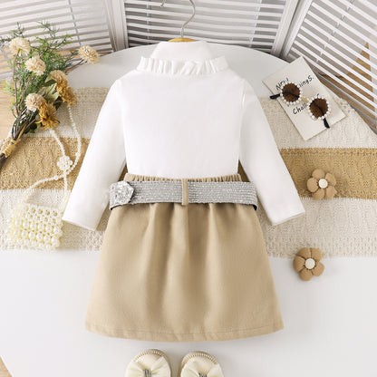 ホワイト長袖トップスとアプリコット色スカートのセットアップ写真
