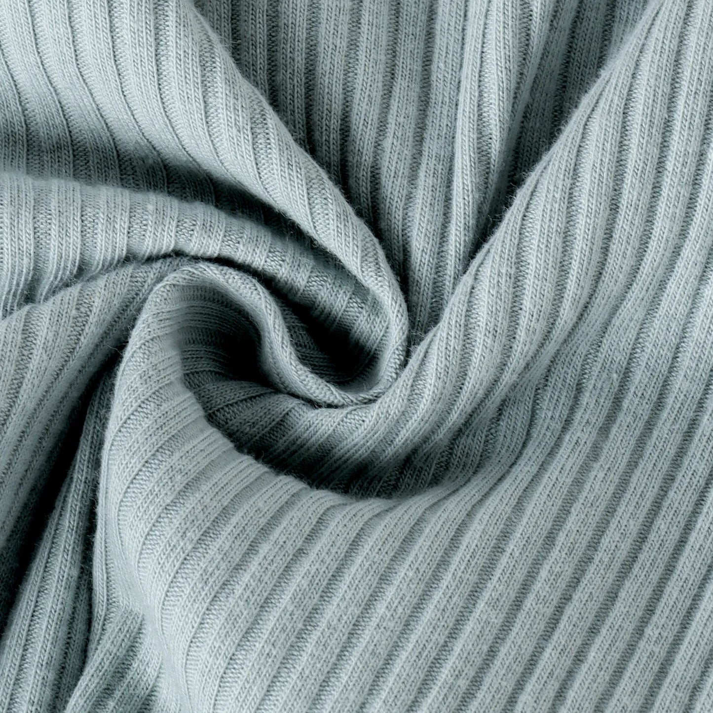 パープルのデイジー柄サロペット胸当て部分とボタン金具のディテール
