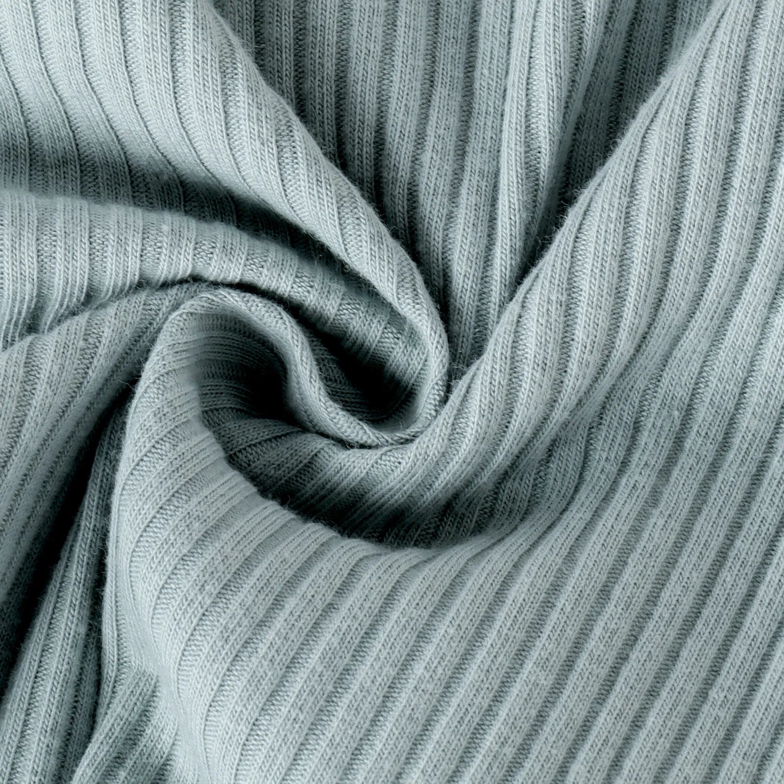 パープルのデイジー柄サロペット胸当て部分とボタン金具のディテール
