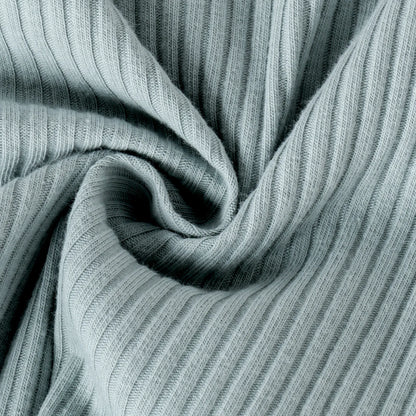 パープルのデイジー柄サロペット胸当て部分とボタン金具のディテール
