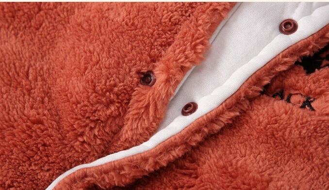 小物と一緒にスタイリングされたスカイブルー着ぐるみカバーオール
