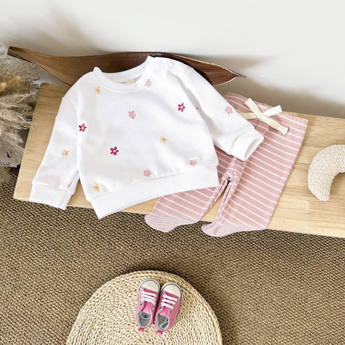 ピンク系ボトムスと合わせた女の子ベビー花刺繍スウェットコーディネート写真
