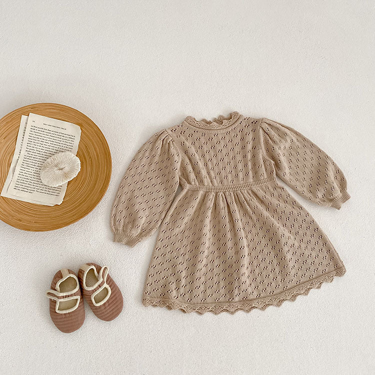 バブルスリーブデザインのベビーニットドレス
