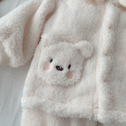 前面ポケットにくまフェイス刺繍が入ったホワイトボアジャケットのディテールアップ
