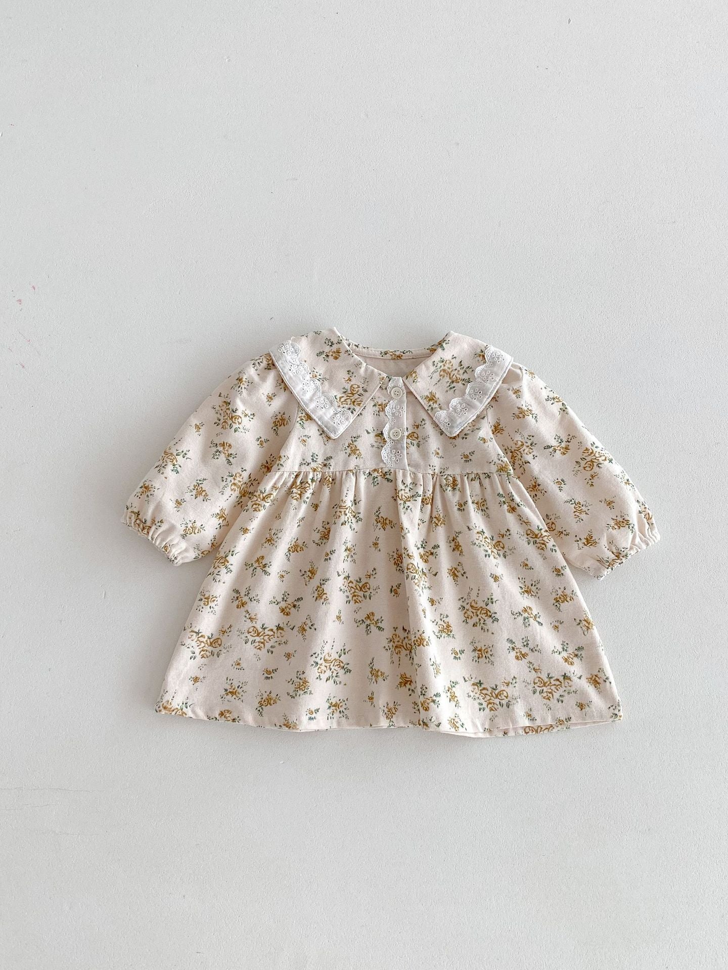 クラシックな襟付きフローラルドレス
