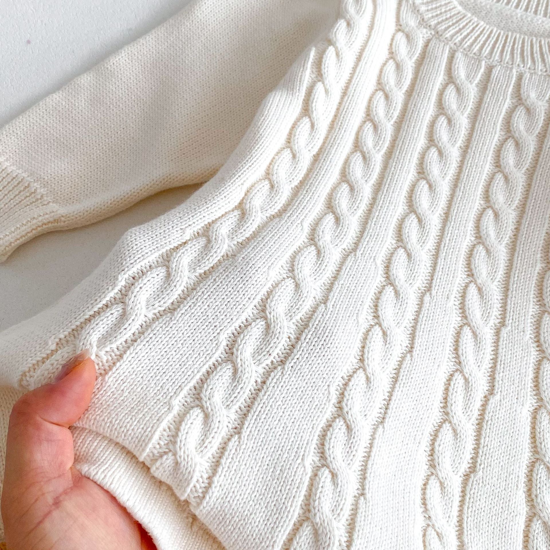 ベージュアプリコットカラーの女の子ドレス
