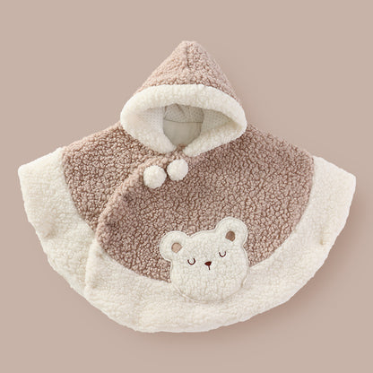 トナカイモチーフの冬用ベビーケープ
