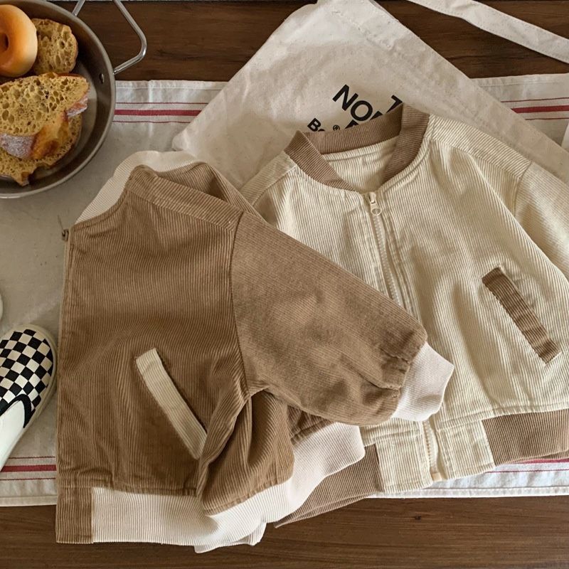 ベージュとカーキの子ども用コーデュロイ長袖ジャケットを並べたナチュラルカラーコーデ
