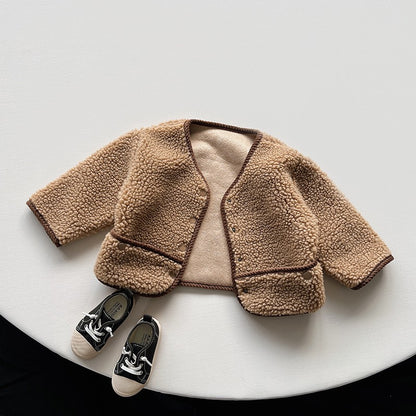 パンツスタイルに合わせやすいショート丈子供コートの横からの写真
