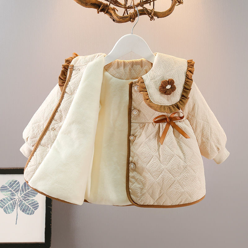 チェック柄の襟とリボン付きウエストがポイントのミルキーホワイトベビーキルティングコート正面写真
