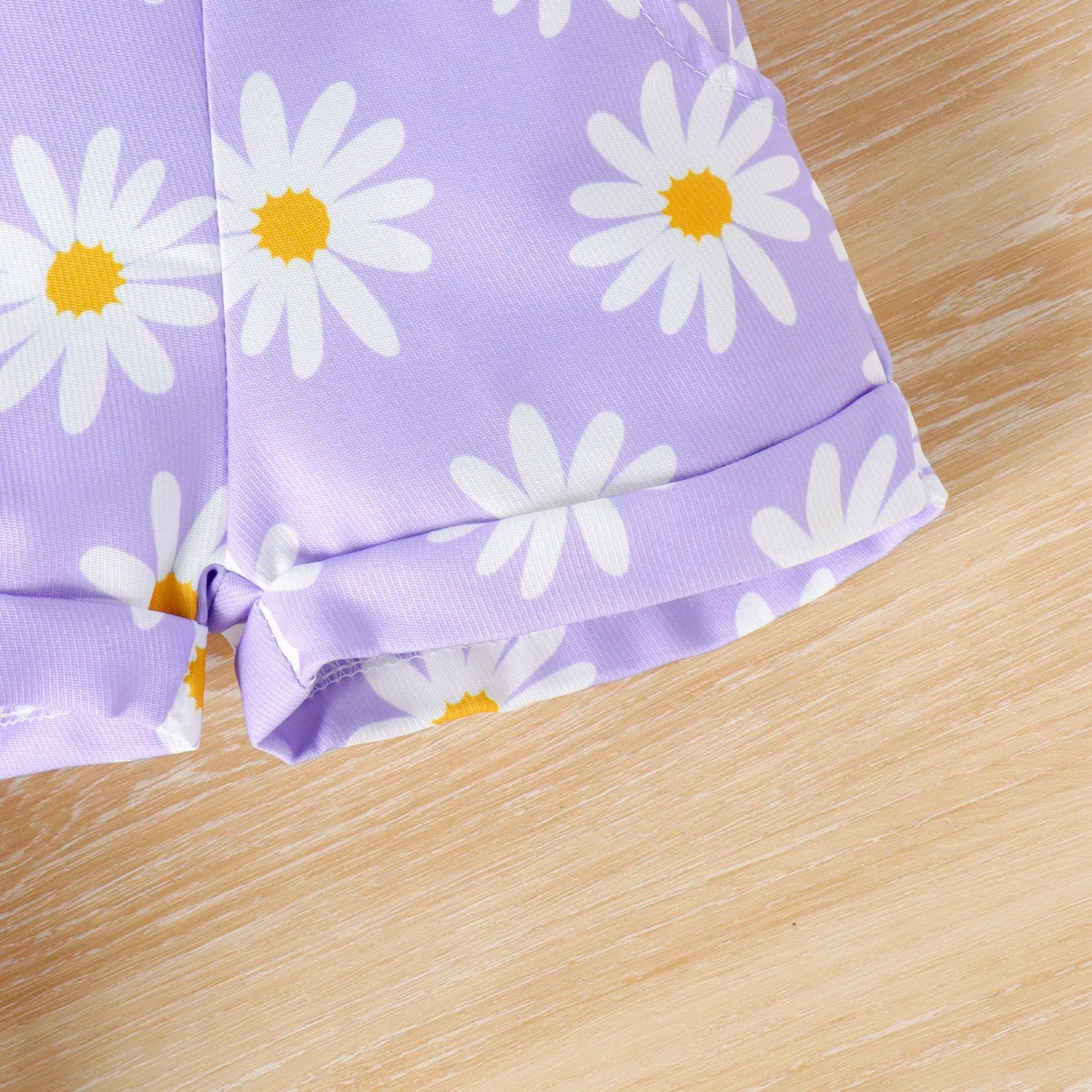 パープルのデイジー柄ショーツ部分のプリントと裾が分かるディテール
