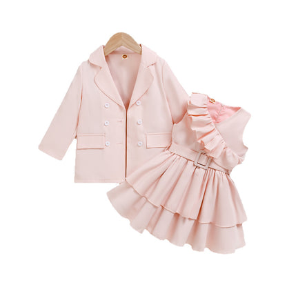 ピンクコートと同色フリルワンピースを上下に並べたプリンセス風セットアップの画像
