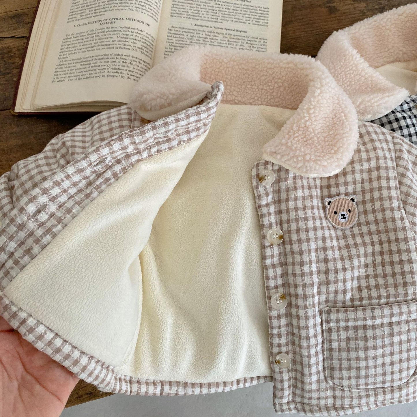 ブラウンチェック柄の厚手ベビーコート
