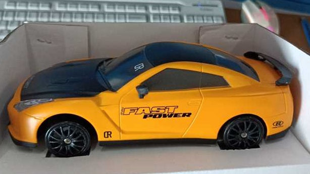 クラシックスポーツカーデザインの1_24スケールRCカーの側面写真
