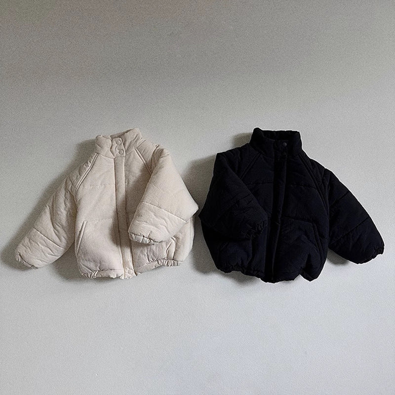 アプリコットとブラックの子供用中綿スタンドカラージャケットが並んだ画像
